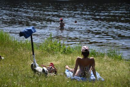 Москва. Отдыхающие на пляже в Серебряном бору.