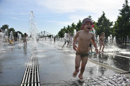 Москва. Дети играют в фонтанах парка `Музеон`.