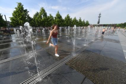 Москва. Девушка среди фонтанов  парка  `Музеон`.