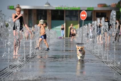 Москва. Дети играют в фонтанах парка `Музеон`.