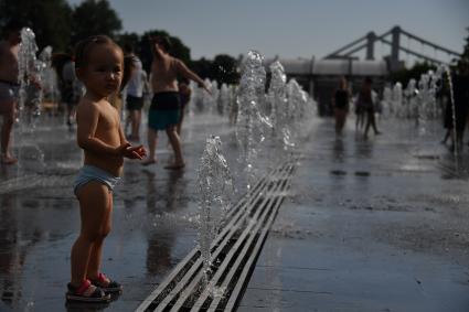 Москва. Дети играют в фонтанах парка `Музеон`.