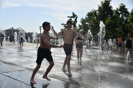 Москва.   Молодые люди в парке   `Музеон`.