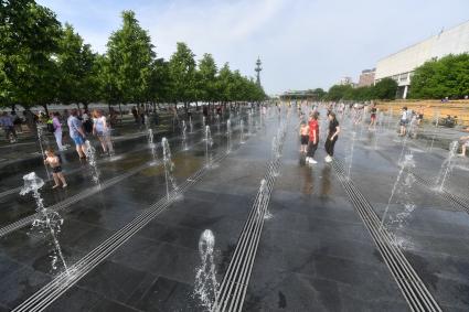 Москва. Отдыхающие среди фонтанов  парка  `Музеон`.