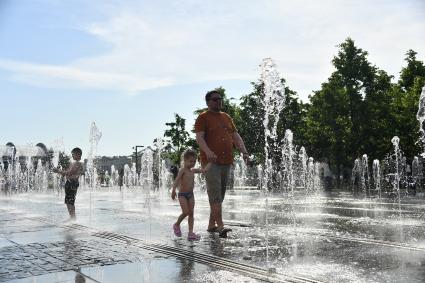 Москва.   Мужчина с девочкой в парке   `Музеон`.