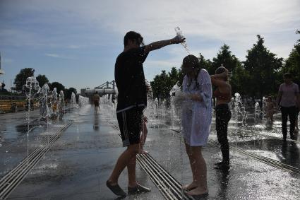 Москва.   Молодые люди в парке   `Музеон`.