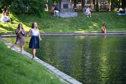 Москва. Горожане отдыхают на Патриарших прудах.