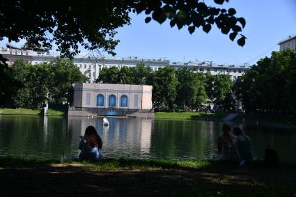 Москва. Девушка на Патриарших прудах.