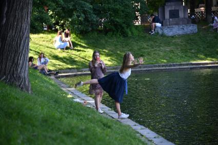 Москва. Горожане отдыхают на Патриарших прудах.