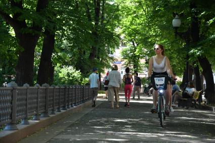 Москва. Горожане в сквере на Патриарших прудах.