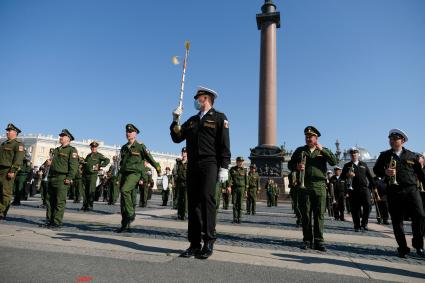 Санкт-Петербург. Военнослужащие Западного военного округа во время пешей репетиции парада в честь 75-летия Победы в Великой Отечественной войне на Дворцовой площади.
