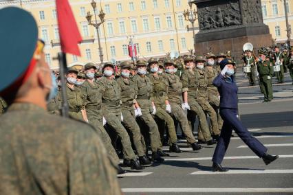 Санкт-Петербург. Военнослужащие Западного военного округа во время пешей репетиции парада в честь 75-летия Победы в Великой Отечественной войне на Дворцовой площади.