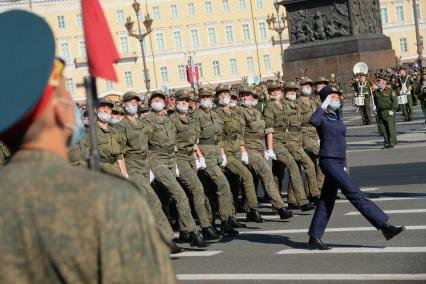 Санкт-Петербург. Военнослужащие Западного военного округа во время пешей  репетиции парада в честь 75-летия Победы в Великой Отечественной войне на Дворцовой площади.