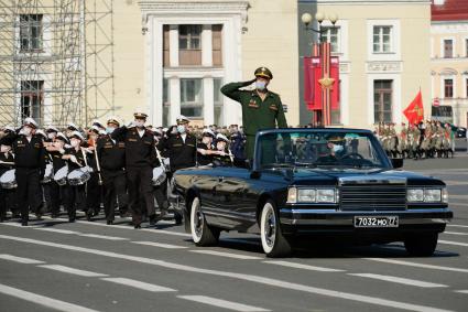 Санкт-Петербург. Военнослужащие Западного военного округа во время пешей  репетиции парада в честь 75-летия Победы в Великой Отечественной войне на Дворцовой площади.