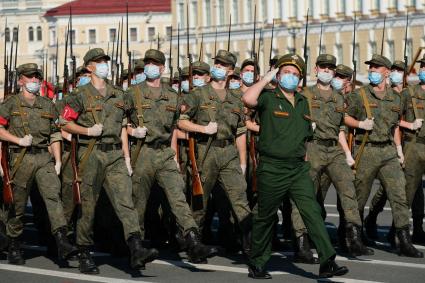 Санкт-Петербург. Военнослужащие Западного военного округа во время пешей  репетиции парада в честь 75-летия Победы в Великой Отечественной войне на Дворцовой площади.