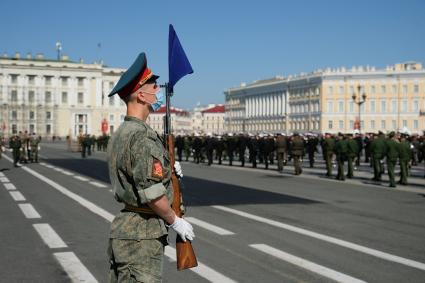 Санкт-Петербург. Военнослужащие Западного военного округа во время пешей  репетиции парада в честь 75-летия Победы в Великой Отечественной войне на Дворцовой площади.