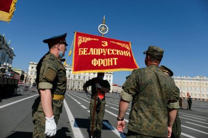 Санкт-Петербург. Военнослужащие Западного военного округа во время пешей  репетиции парада в честь 75-летия Победы в Великой Отечественной войне на Дворцовой площади.