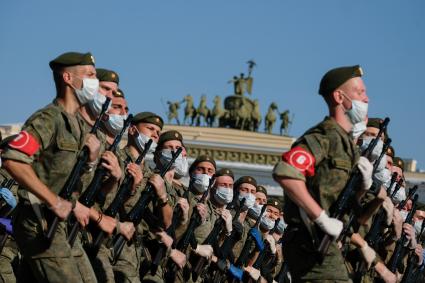 Санкт-Петербург. Военнослужащие Западного военного округа во время пешей  репетиции парада в честь 75-летия Победы в Великой Отечественной войне на Дворцовой площади.