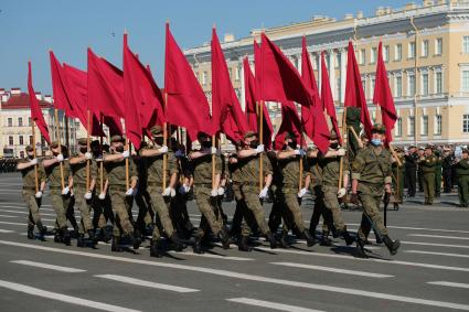 Санкт-Петербург. Военнослужащие Западного военного округа во время пешей  репетиции парада в честь 75-летия Победы в Великой Отечественной войне на Дворцовой площади.