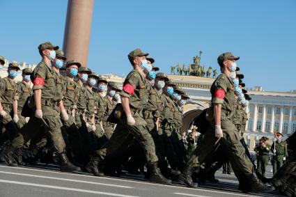 Санкт-Петербург. Военнослужащие Западного военного округа во время пешей  репетиции парада в честь 75-летия Победы в Великой Отечественной войне на Дворцовой площади.