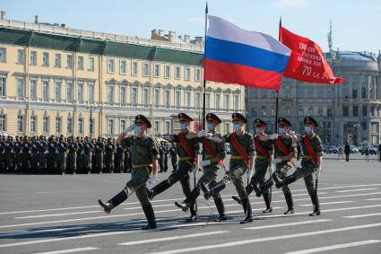 Санкт-Петербург. Военнослужащие Западного военного округа во время пешей  репетиции парада в честь 75-летия Победы в Великой Отечественной войне на Дворцовой площади.