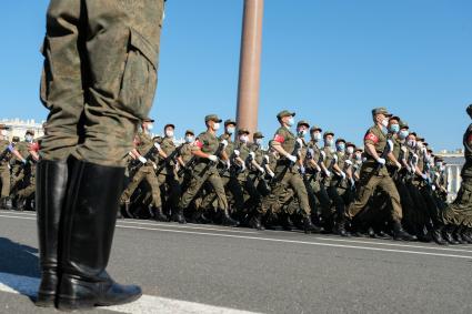 Санкт-Петербург. Военнослужащие Западного военного округа во время пешей  репетиции парада в честь 75-летия Победы в Великой Отечественной войне на Дворцовой площади.