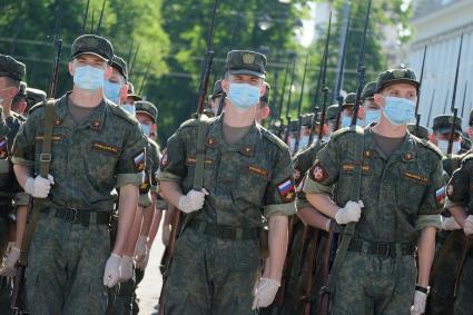 Санкт-Петербург. Военнослужащие Западного военного округа во время пешей  репетиции парада в честь 75-летия Победы в Великой Отечественной войне на Дворцовой площади.