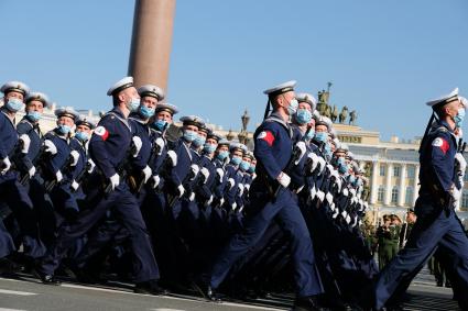 Санкт-Петербург. Военнослужащие Западного военного округа во время пешей  репетиции парада в честь 75-летия Победы в Великой Отечественной войне на Дворцовой площади.