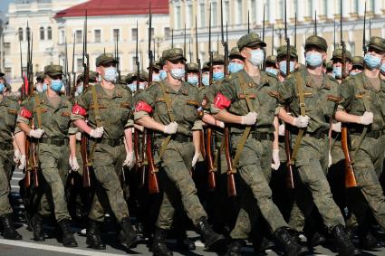 Санкт-Петербург. Военнослужащие Западного военного округа во время пешей  репетиции парада в честь 75-летия Победы в Великой Отечественной войне на Дворцовой площади.