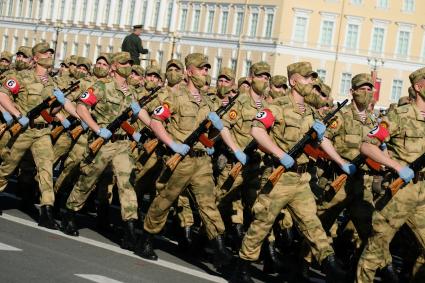 Санкт-Петербург. Военнослужащие Западного военного округа во время пешей  репетиции парада в честь 75-летия Победы в Великой Отечественной войне на Дворцовой площади.