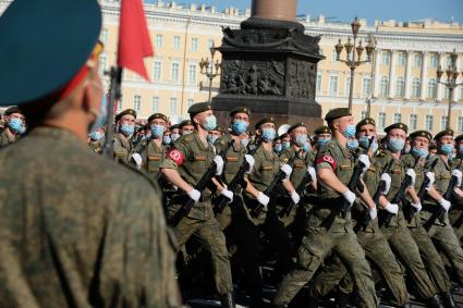 Санкт-Петербург. Военнослужащие Западного военного округа во время пешей  репетиции парада в честь 75-летия Победы в Великой Отечественной войне на Дворцовой площади.