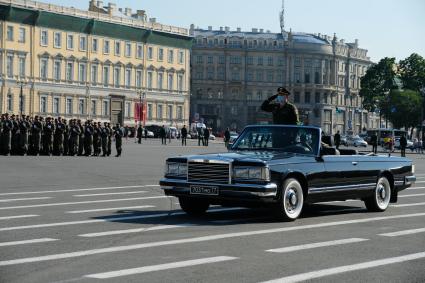 Санкт-Петербург. Военнослужащие Западного военного округа во время пешей  репетиции парада в честь 75-летия Победы в Великой Отечественной войне на Дворцовой площади.