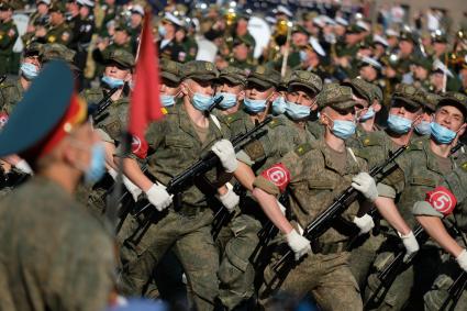 Санкт-Петербург. Военнослужащие Западного военного округа во время пешей  репетиции парада в честь 75-летия Победы в Великой Отечественной войне на Дворцовой площади.