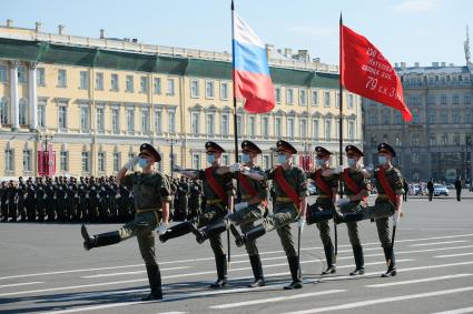 Санкт-Петербург. Военнослужащие Западного военного округа во время пешей репетиции парада в честь 75-летия Победы в Великой Отечественной войне на Дворцовой площади.