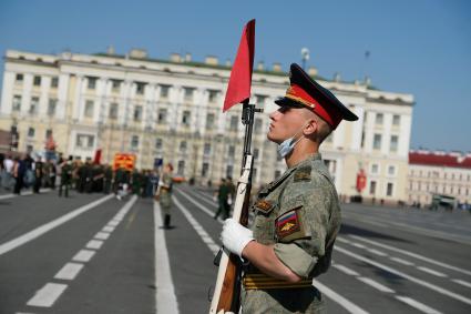 Санкт-Петербург. Военнослужащие Западного военного округа во время пешей  репетиции парада в честь 75-летия Победы в Великой Отечественной войне на Дворцовой площади.