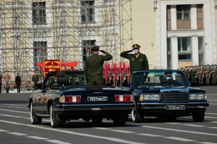 Санкт-Петербург. Военнослужащие Западного военного округа во время пешей  репетиции парада в честь 75-летия Победы в Великой Отечественной войне на Дворцовой площади.