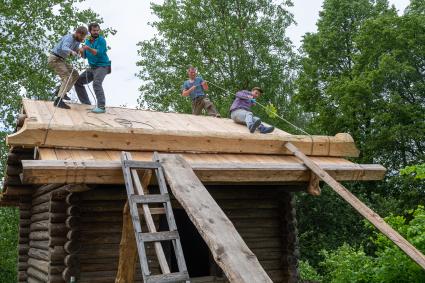 Московская область, Воздвиженское. Артель строителей и реставраторов  восстанавливают дом в  музее деревянного северного  зодчества  `Музей Курной избы`.