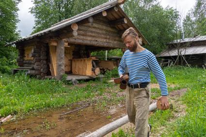 Московская область, Воздвиженское. Плотник-реставратор Руслан Беляков в  музее деревянного северного  зодчества  `Музей Курной избы`.