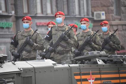 Москва. Военнослужащие во время проезда военной техники перед репетицией парада на Красной площади, посвященного 75-й годовщине Победы в Великой Отечественной войне.