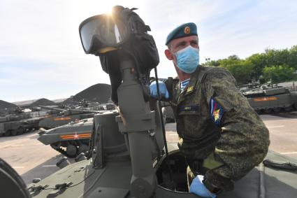 Москва. Военнослужащий во время проезда военной техники перед репетицией парада на Красной площади, посвященного 75-й годовщине Победы в Великой Отечественной войне.