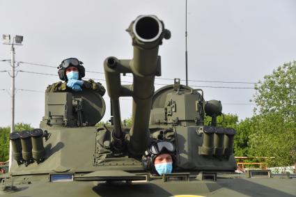 Москва. Военнослужащие во время проезда военной техники перед репетицией парада на Красной площади, посвященного 75-й годовщине Победы в Великой Отечественной войне.