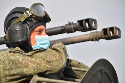 Москва. Военнослужащий во время проезда военной техники перед репетицией парада на Красной площади, посвященного 75-й годовщине Победы в Великой Отечественной войне.