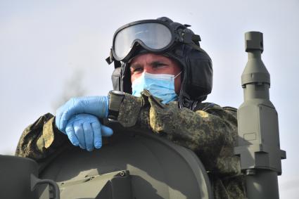 Москва. Военнослужащий во время проезда военной техники перед репетицией парада на Красной площади, посвященного 75-й годовщине Победы в Великой Отечественной войне.