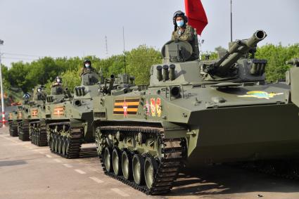 Москва. Боевые машины десанта БМД-4М перед репетицией парада на Красной площади, посвященного 75-й годовщине Победы в Великой Отечественной войне.