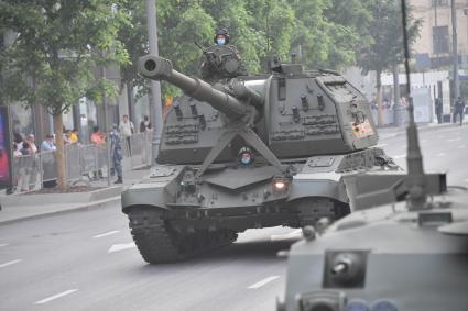 Москва. Самоходная гаубица `МСТА-СМ` во время проезда военной техники перед репетицией парада на Красной площади, посвященного 75-й годовщине Победы в Великой Отечественной войне.