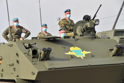 Москва. Военнослужащие во время проезда военной техники перед репетицией парада на Красной площади, посвященного 75-й годовщине Победы в Великой Отечественной войне.