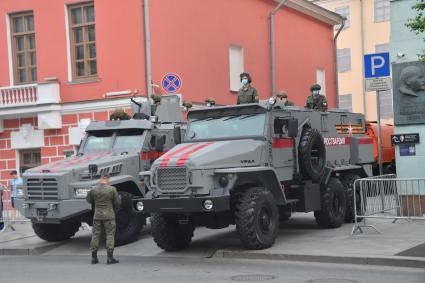 Москва. Бронеавтомобиль `Урал` (справа) во время проезда военной техники перед репетицией парада на Красной площади, посвященного 75-й годовщине Победы в Великой Отечественной войне.