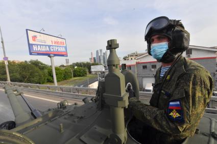 Москва. Военнослужащий во время проезда военной техники перед репетицией парада на Красной площади, посвященного 75-й годовщине Победы в Великой Отечественной войне.