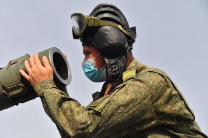 Москва. Военнослужащий во время проезда военной техники перед репетицией парада на Красной площади, посвященного 75-й годовщине Победы в Великой Отечественной войне.