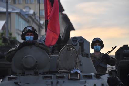 Москва. Военнослужащие во время проезда военной техники перед репетицией парада на Красной площади, посвященного 75-й годовщине Победы в Великой Отечественной войне.