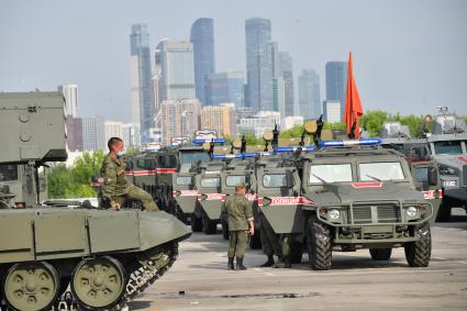 Москва. Бронеавтомобили `Тигр` во время подготовки военной техники перед репетицией парада на Красной площади, посвященного 75-й годовщине Победы в Великой Отечественной войне.